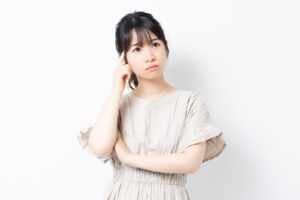 悩んでいる女性