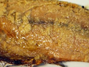 焼くと脂がにじみ出るさばのへしこ