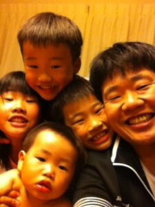 4人の息子・娘たちと