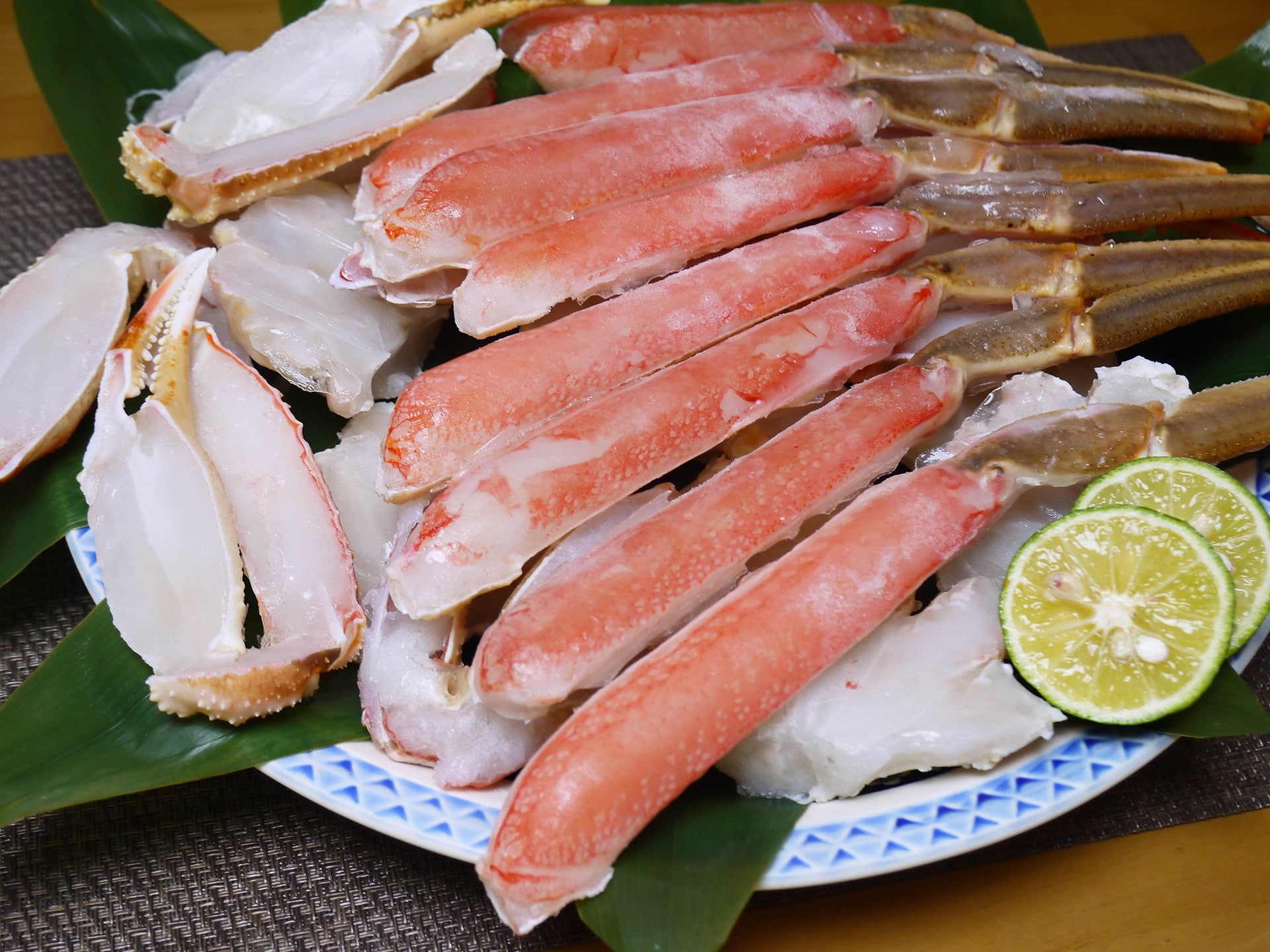 生冷凍ずわいがにはしゃぶしゃぶなどお鍋に最適です。