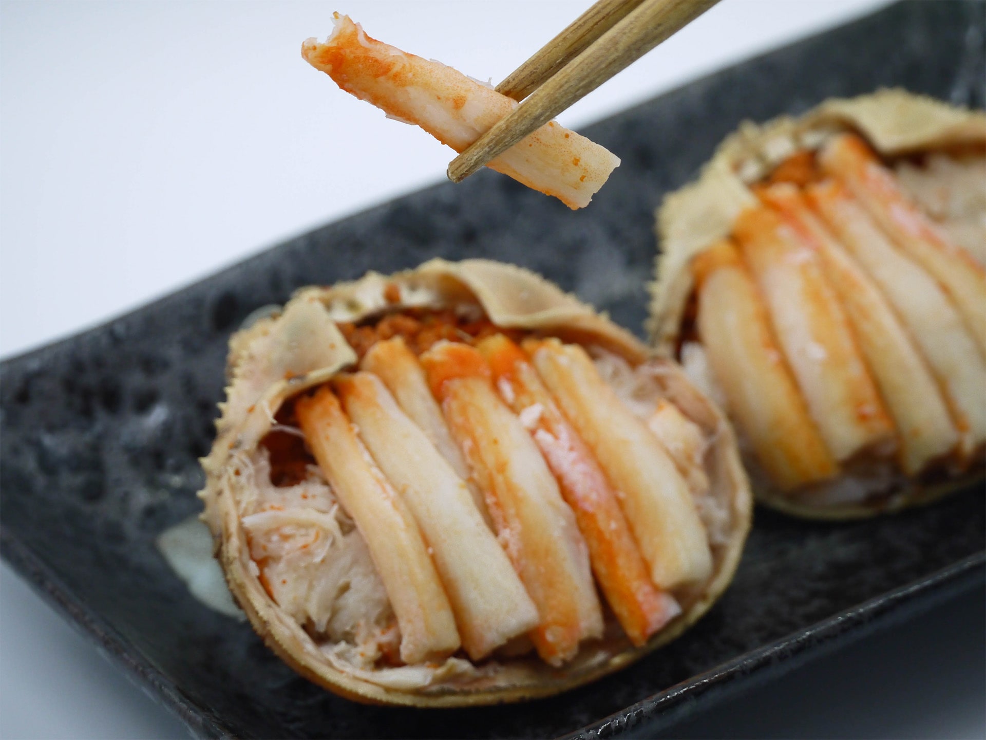 箸でつまむ本ズワイガニ甲羅盛り