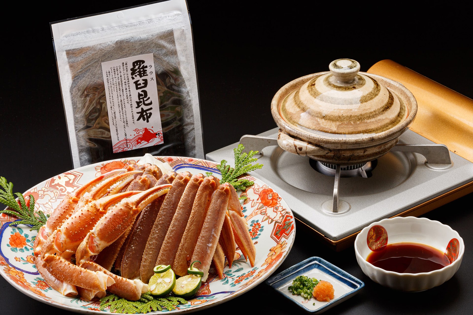 生冷凍のズワイガニと土鍋、昆布、ポン酢を揃えた鍋の準備風景。家庭でカニ鍋を始める前のセッティング